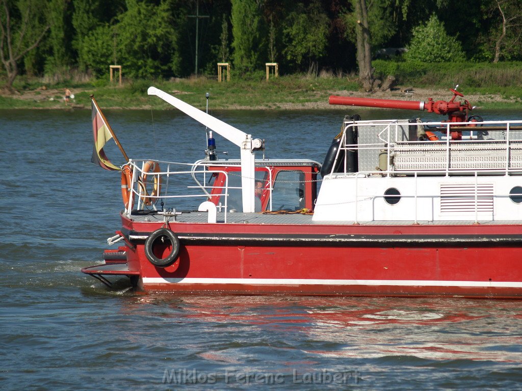 Motor Segelboot mit Motorschaden trieb gegen Alte Liebe bei Koeln Rodenkirchen P058.JPG